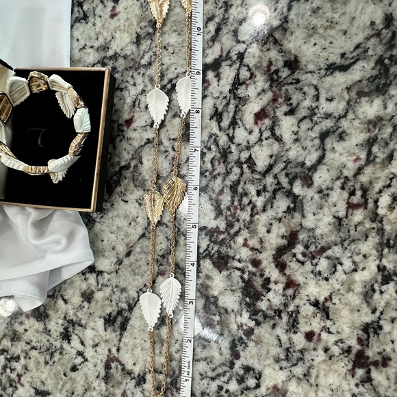 Swank Gold and White Leaf Jewelry Set - Picture 3 of 4
